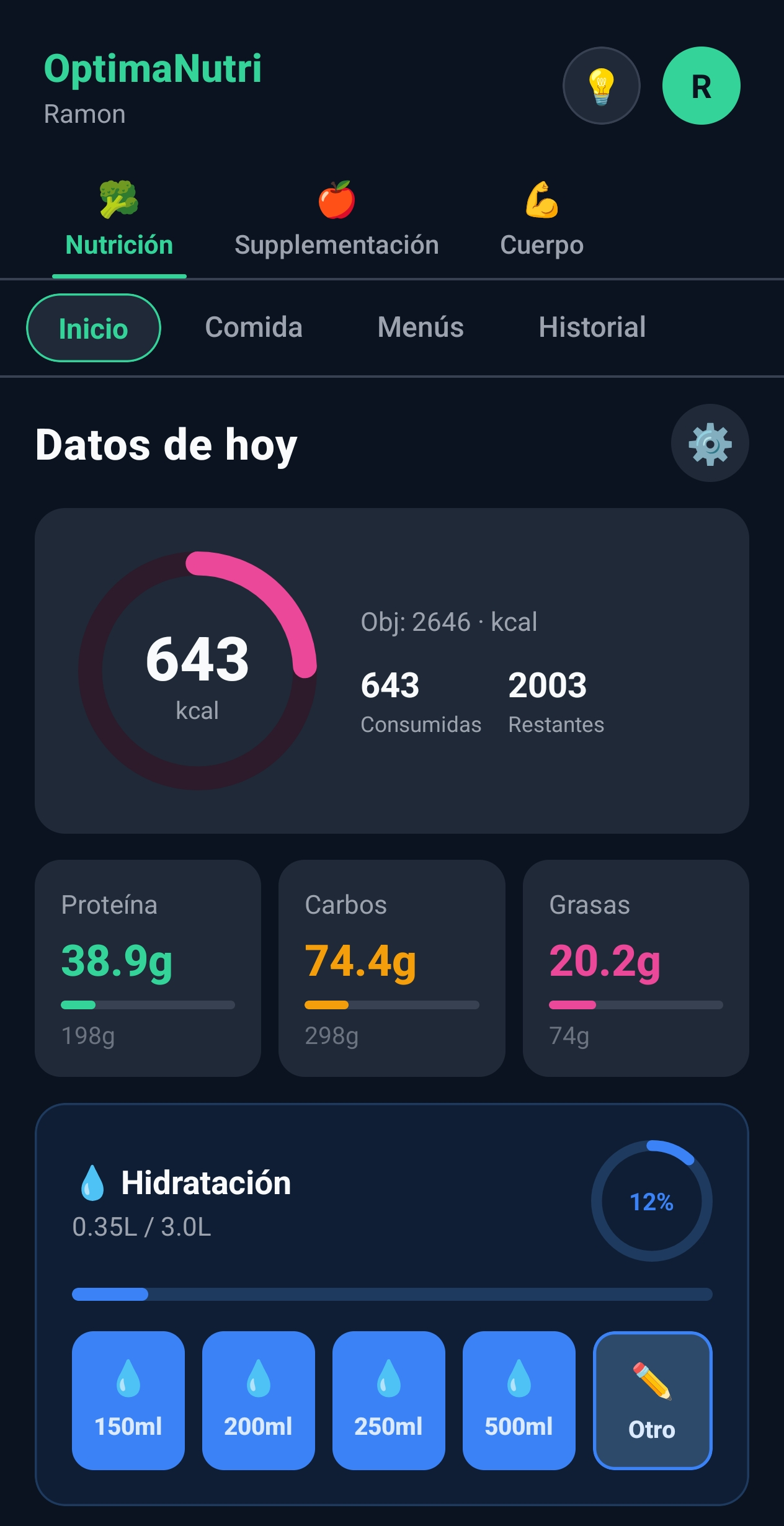 Pantalla de la app OptimaNutri mostrando el seguimiento de macros diarios